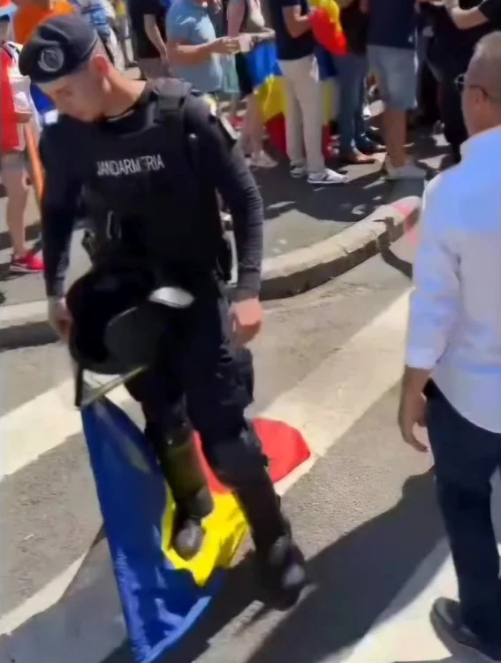 VIDEO Imaginea care învrăjbește Internetul. Jandarmeria, acuzată că „a ajuns să calce în picioare” drapelul României: „Se încearcă manipularea publicului”