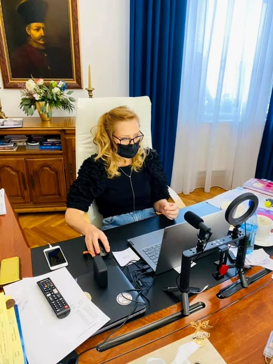 Primarul Elena Lasconi a avut iniţiativa implementării aplicaţiei FOTO: Facebook/Elena Lasconi alege Câmpulung Muscel
