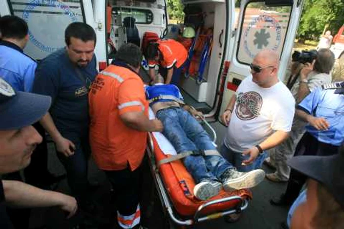 Sinucigaşul a fost transportat de urgenţă la spital