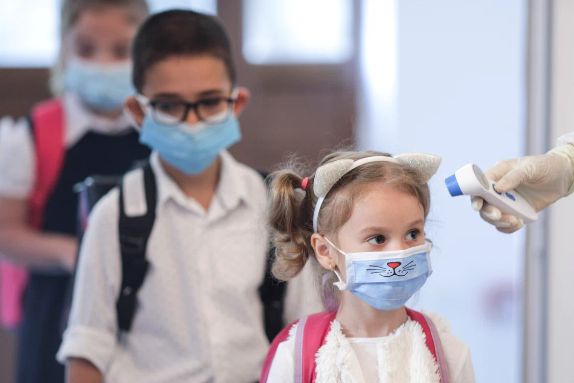 Accesul în clase se face după măsurarea temperaturii și dezinfectarea mâinilor