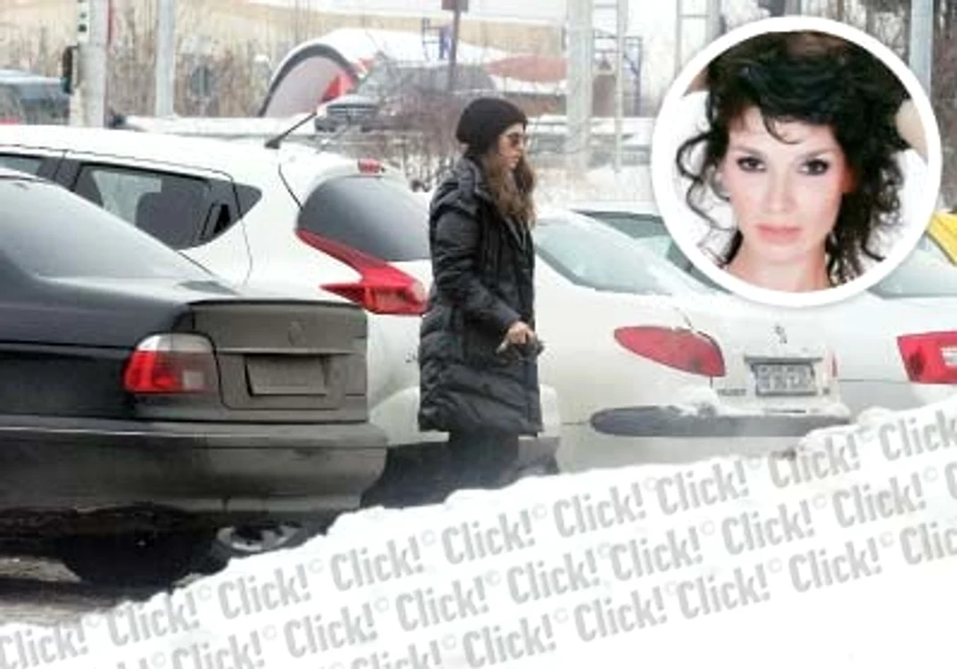 
    Camuflată din cap  până în picioare  Alina Chivulescu  pare să se ascundă (fotografii: Alex Muscaliu)  