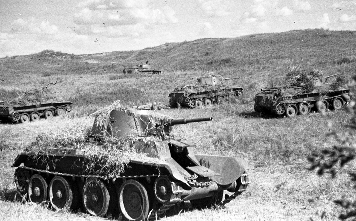 Tancuri sovietice, la începutul celui de-al Doilea Război Mondial (© Wikimedia Commons)
