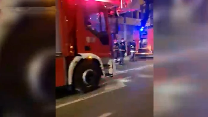 
    Incendiul a izbucnit la subsolul unui bloc din ConstanțaFoto: digi24.ro  