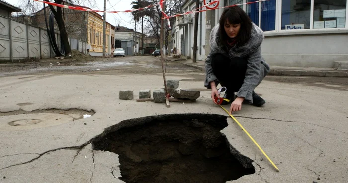 Pentru fiecare groapă din asfalt gălăţenii plătesc sute de lei din buzunarul propriu 