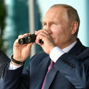 Sergehi Cemezov si Vladimir Putin la un spectacol aviatic organizat in apropiere de Moscova FOTO EPA-EFE
