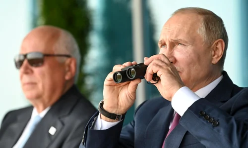 Sergehi Cemezov si Vladimir Putin la un spectacol aviatic organizat in apropiere de Moscova FOTO EPA-EFE