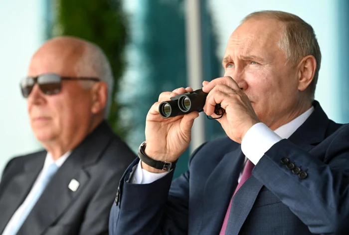 Serghei Cemezov (stânga) şi Vladimir Putin, tovarăşi încă de pe vremea KGB-ului, la un spectacol aviatic organizat în vara acestui an în apropiere de Moscova FOTO EPA-EFE