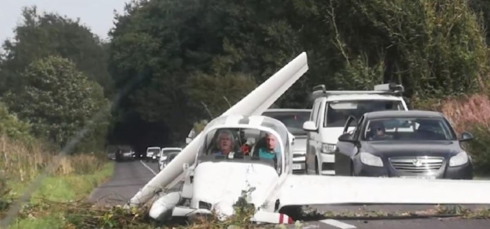 O aeronavă cu două persoane la bord s-a prăbușit pe o șosea aglomerată din Anglia