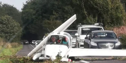 Doi piloți au scăpat cu viață, după ce o aeronavă s a prăbușit pe o șosea aglomerată din Gloucestershire Foto Captură video X jpg