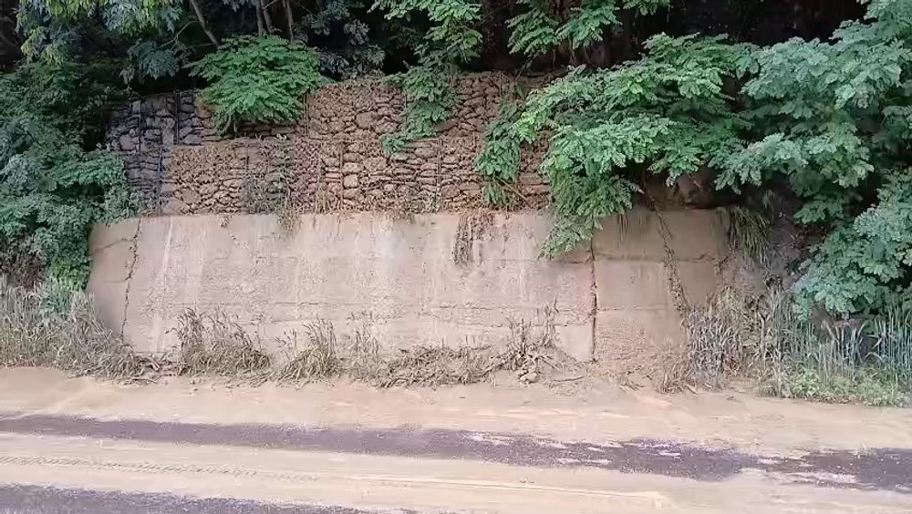 Atenţie şoferi! Se circulă bară la bară pe Valea Oltului din cauza aluviunilor aduse de ploi pe carosabil 