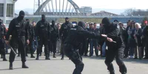 Polițiștii au făcut demostrații de arte marțiale la stadion.