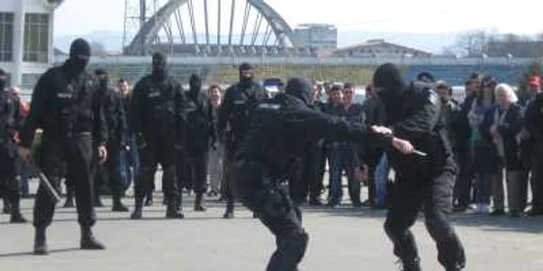 Polițiștii au făcut demostrații de arte marțiale la stadion.