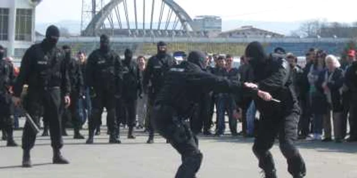 Polițiștii au făcut demostrații de arte marțiale la stadion.