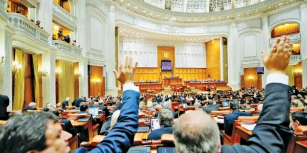 Parlamentarii au finalizat bugetele într-o şedinţă maraton de 18 ore