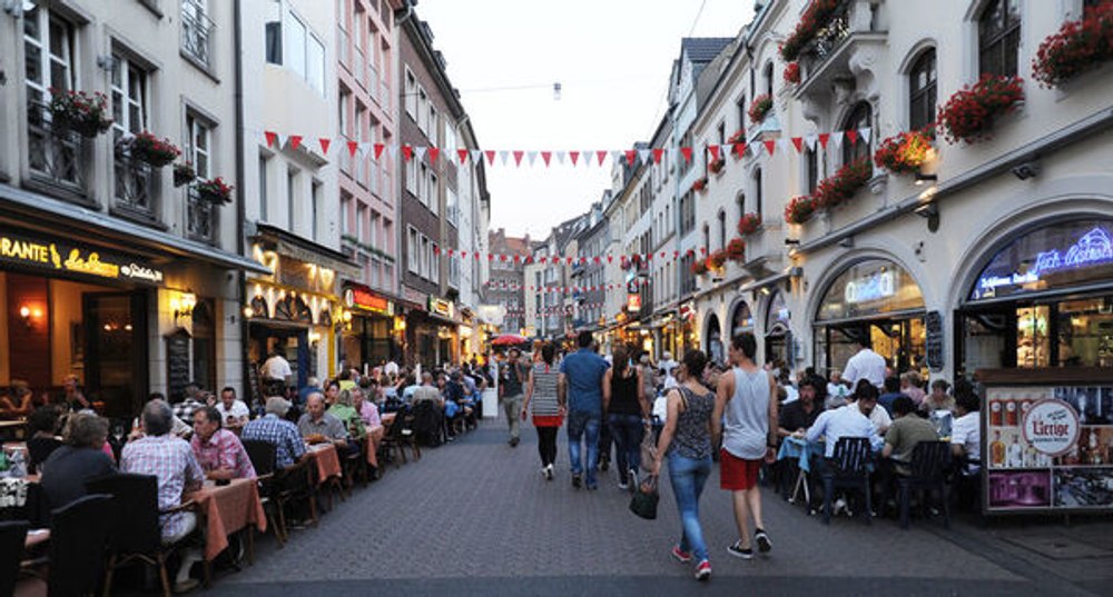 Orașul care atrage turiștii cu „cel mai lung bar din lume”