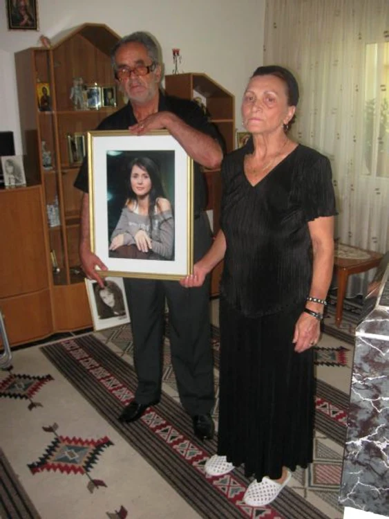 
    Ion şi Eugenia Manole au hotărât că trebuie să apere imaginea artistei  