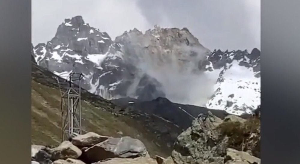 Momentul în care vârful unui munte situat la granița dintre Elveția și Austria se prăbușește VIDEO