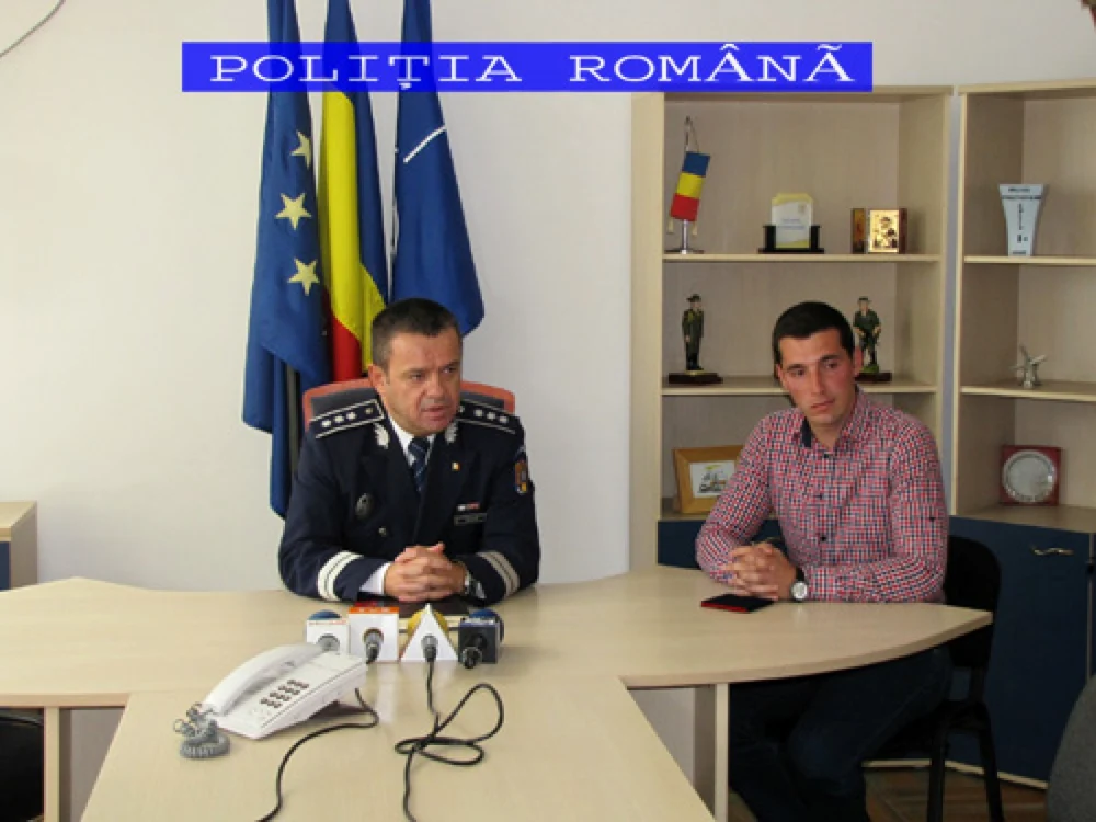 Tânărul a primit o plachetă din partea poliţiştilor