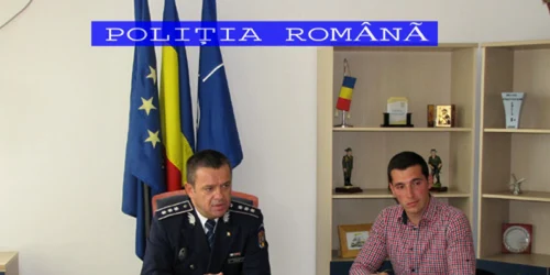 Tânărul a primit o plachetă din partea poliţiştilor