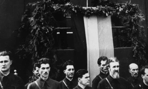 Mareșalul Ion Antonescu la tribună împreună cu Horia Sima jpeg