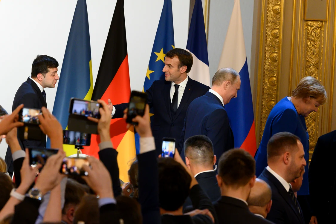 Macron, Zelenski și Putin au stat la aceeași masă și au negociat anii trecuți. FOTO: Profimedia