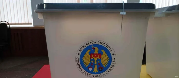 O urnă dintr-o secție de votare la Chișinău, pe 20 octombrie