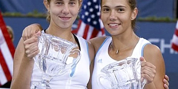 Mihaela Buzărnescu (stânga) şi Raluca Olaru