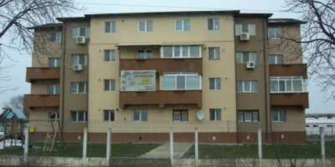 Anunţurile „apartamente de vânzare” stau expuse cu lunile până se găseşte vreun client