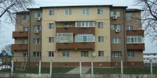 Anunţurile „apartamente de vânzare” stau expuse cu lunile până se găseşte vreun client