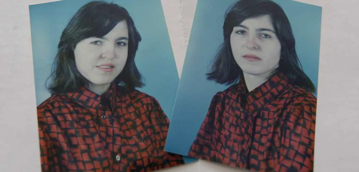 Pozele fetelor pentru albumul de la terminarea liceului: Ioana (stânga) şi Paula (dreapta).