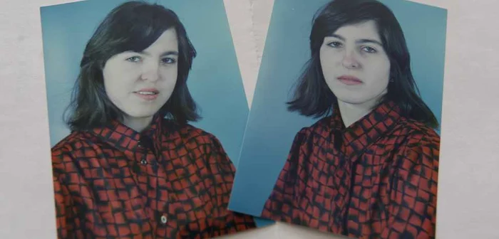 Pozele fetelor pentru albumul de la terminarea liceului: Ioana (stânga) şi Paula (dreapta).