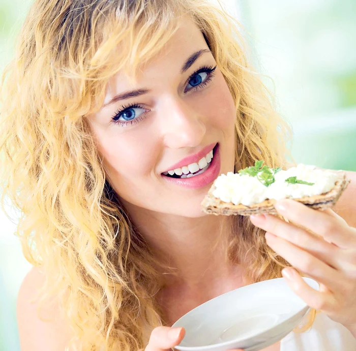 Specialiştii recomandă consumul de pâine din făină integrală de grâu sau secară.