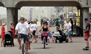 Locuitorii din Orange County au ieșit la plimbare pe 26 aprilie jpeg