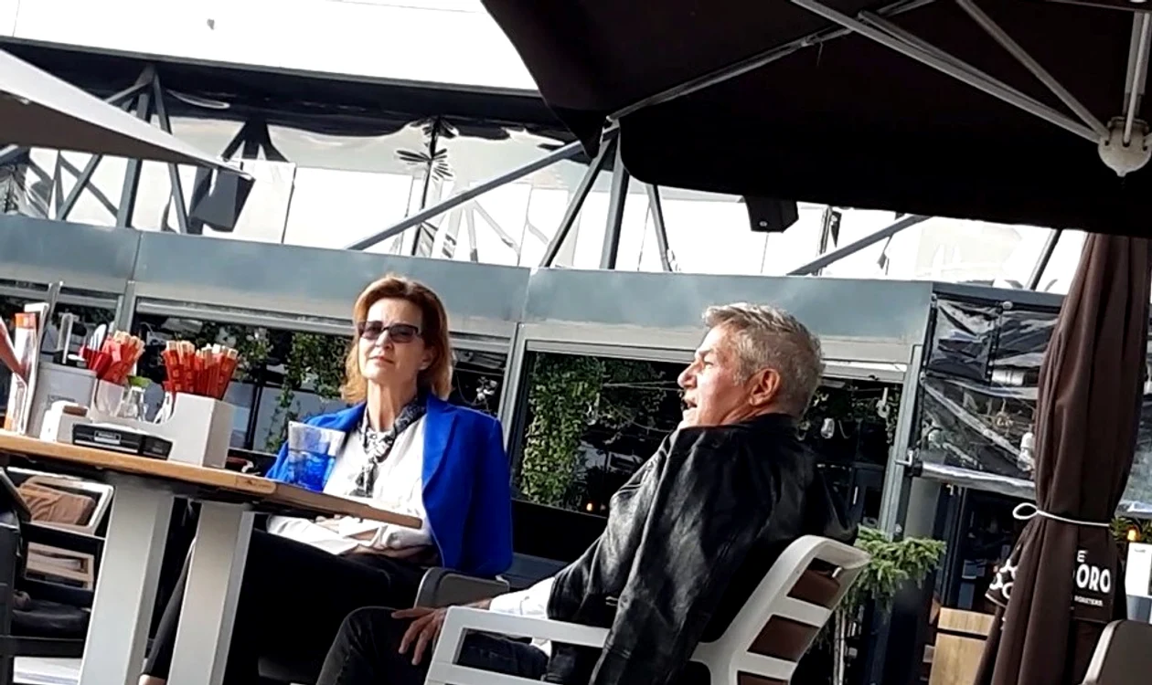 Liliana Oneț, prefectul de Timiș, și Dan Bittman, la terasă