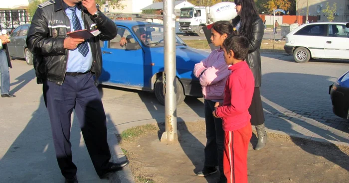 Poliţiştii împreună cu asistenţii sociali i-au identificat pe minorii care cerşeau