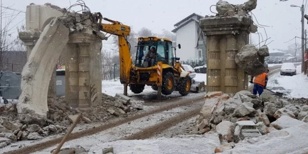 poarta cimitir iasi