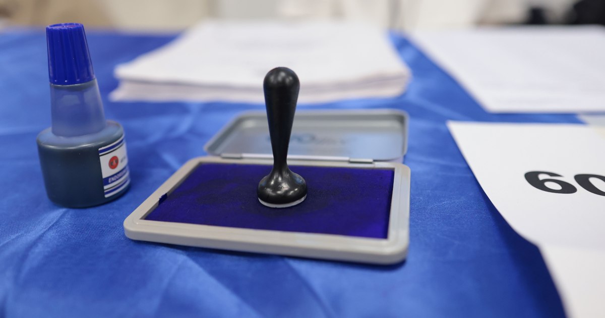 Incident la secția de votare din Lumina: un bărbat a fotografiat buletinul de vot accidental. Ce sancțiune a primit? Incident la secția de votare din Lumina: un bărbat a fotografiat buletinul de vot accidental. Ce sancțiune a primit?