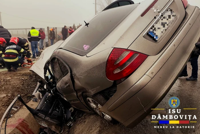Maşina s-a izbit violent de un cap de pod şi a ajuns în şanţ. FOTO: ISU Dâmboviţa