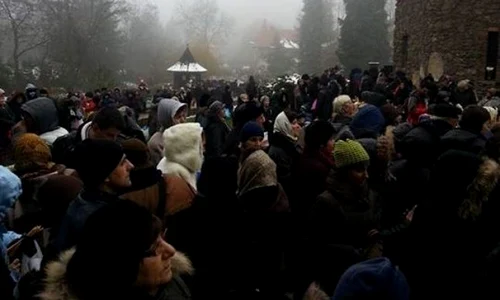Oamenii au stat zeci de minute la coadă pentru a se ruga lui Arsenie Boca jpeg