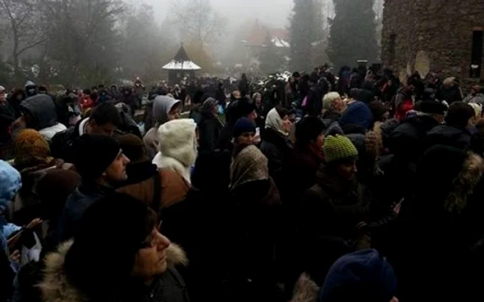 Oamenii au stat zeci de minute la coadă pentru a se ruga lui Arsenie Boca