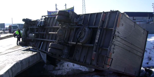 Camionul s-a răsturnat într-o curbă (Foto Arhivă)