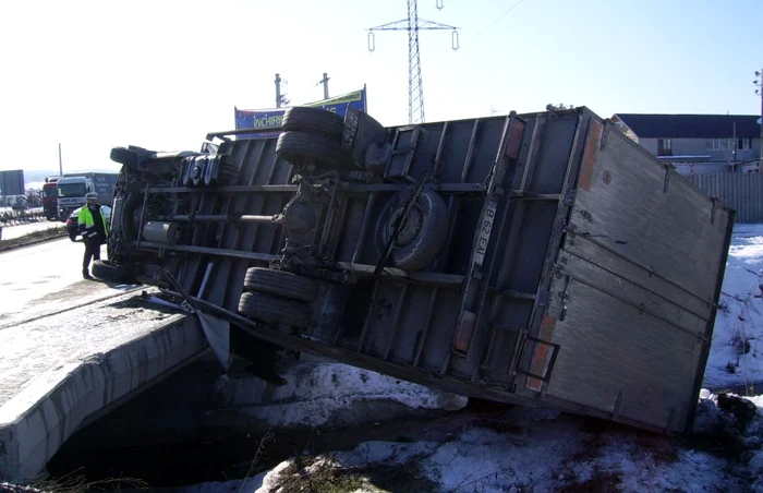 Camionul s-a răsturnat în curba de la ieşirea de pe autostradă