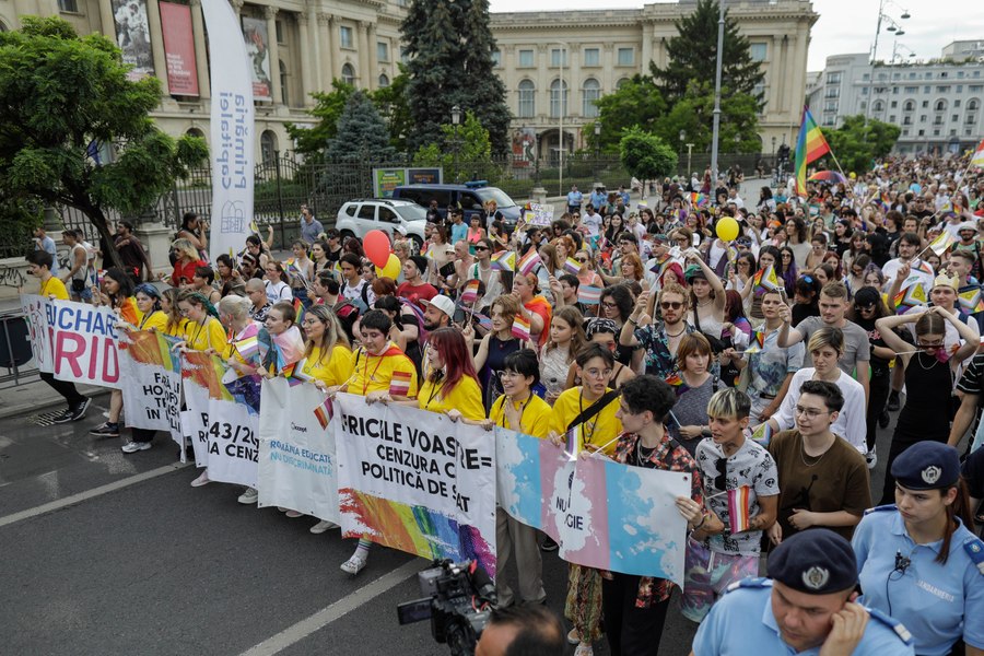 Mii de oameni participă sâmbătă seara, în Capitală, la marşul Bucharest Pride 2023, eveniment al comunităţii LGBTQIA+ FOTO