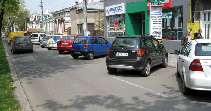 Maşinile stau mai bine la soare decât sub arbori