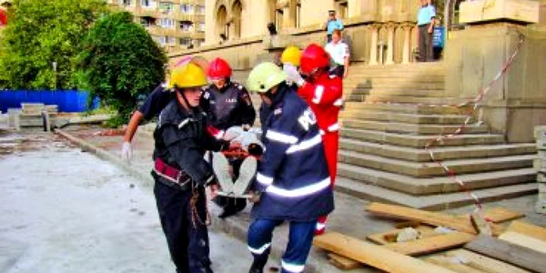 Bucureşti: Muncitorul peste care a căzut tavanul Primăriei Sectorului 1 a murit