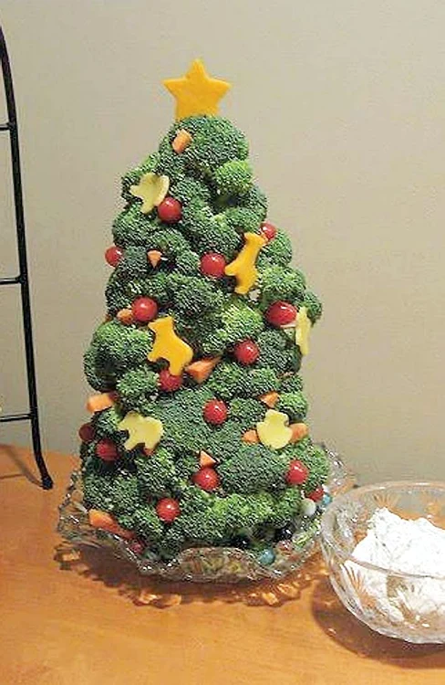 Bradul din 4 kg de broccoli. Experţii  gastronomi  americani au  realizat un  brad din 4 kg  de broccoli, cu  ornamente din  un kg de roşii  cherry şi un kg  de caşcaval