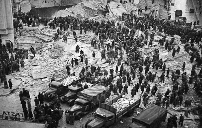 Operațiuni de salvare a victimelor din Blocul Carlton FOTO Iosif Berman
