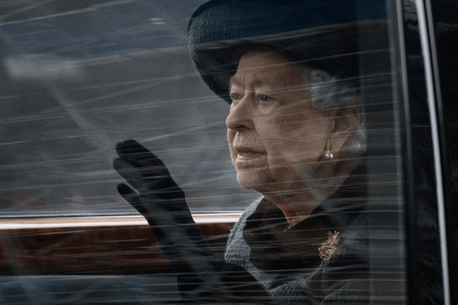Ursula von der Leyen, omagiu pentru regina Elisabeta a II-a:  „Este o legendă!”