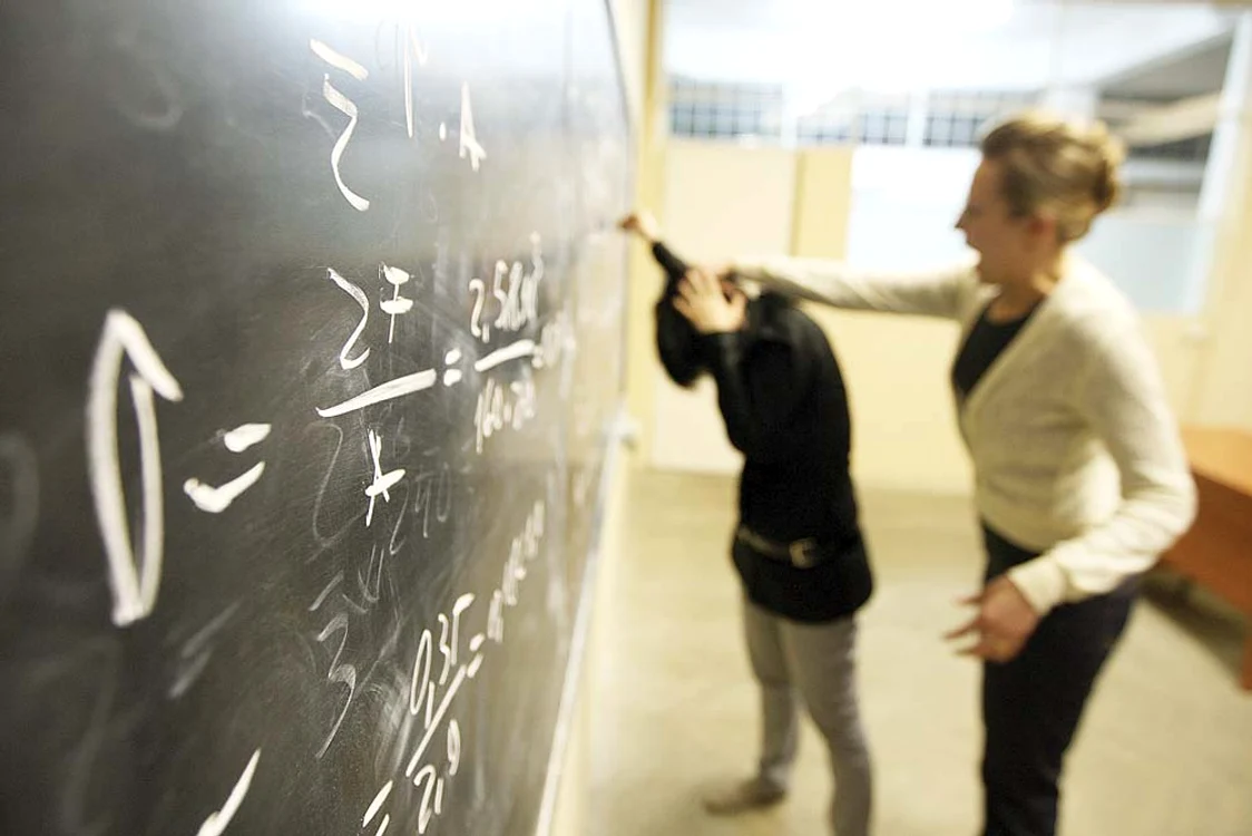 
    Profesoara îl loveşte  pe elev cu un caiet  