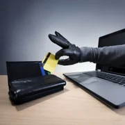 Hot jaf card tehnologie laptop furt FOTO Shutterstock